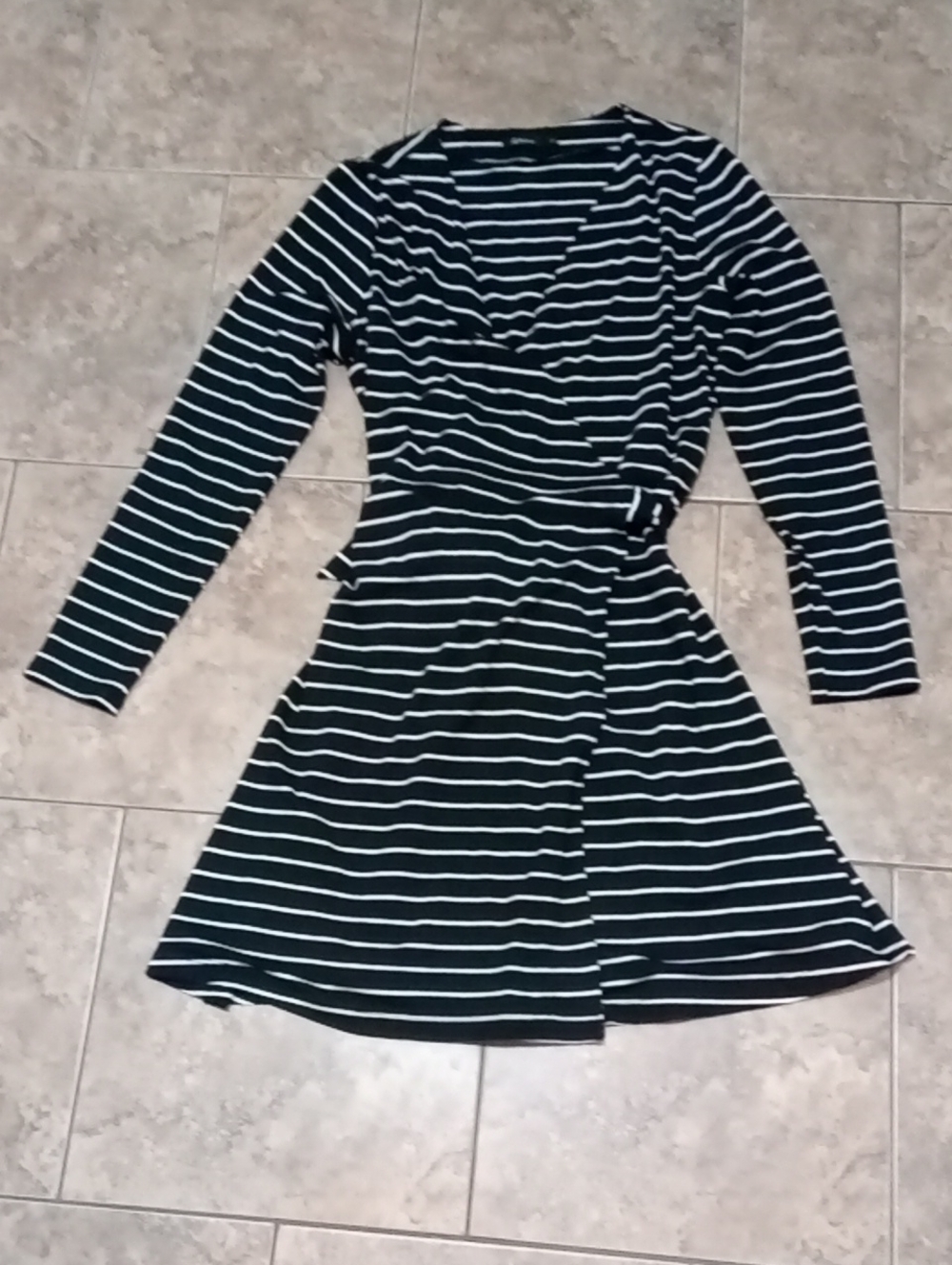 Reitmans Black/White Striped Long-Sleeve Wrap Dress Size Medium PTP 20" L 37"